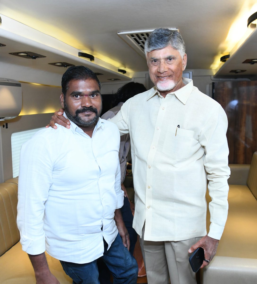 bosesavili's tweet image. ఈరోజు ఉంగుటూరు నియోజకవర్గం పర్యటనలో ఆరాధ్య దైవం ముఖ్యమంత్రి వర్యులు చంద్రబాబు గారితో... 

#iTDPForTDP 
#HOPE0138