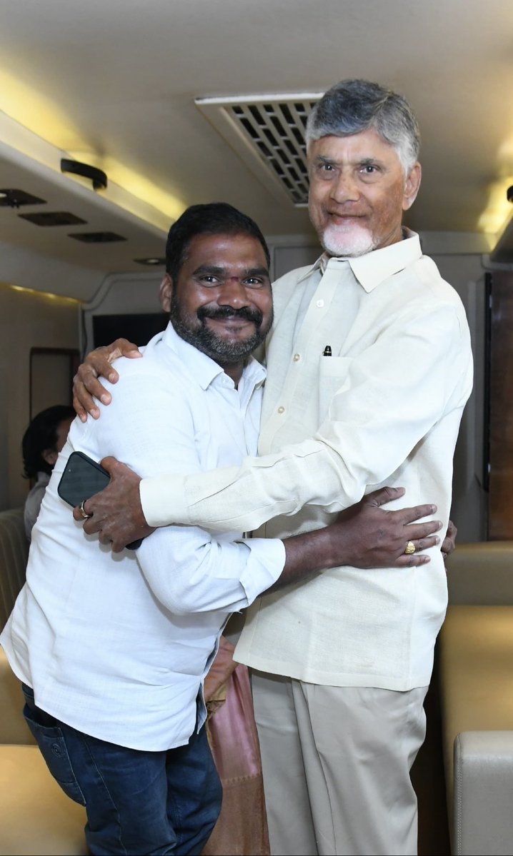 bosesavili's tweet image. ఈరోజు ఉంగుటూరు నియోజకవర్గం పర్యటనలో ఆరాధ్య దైవం ముఖ్యమంత్రి వర్యులు చంద్రబాబు గారితో... 

#iTDPForTDP 
#HOPE0138