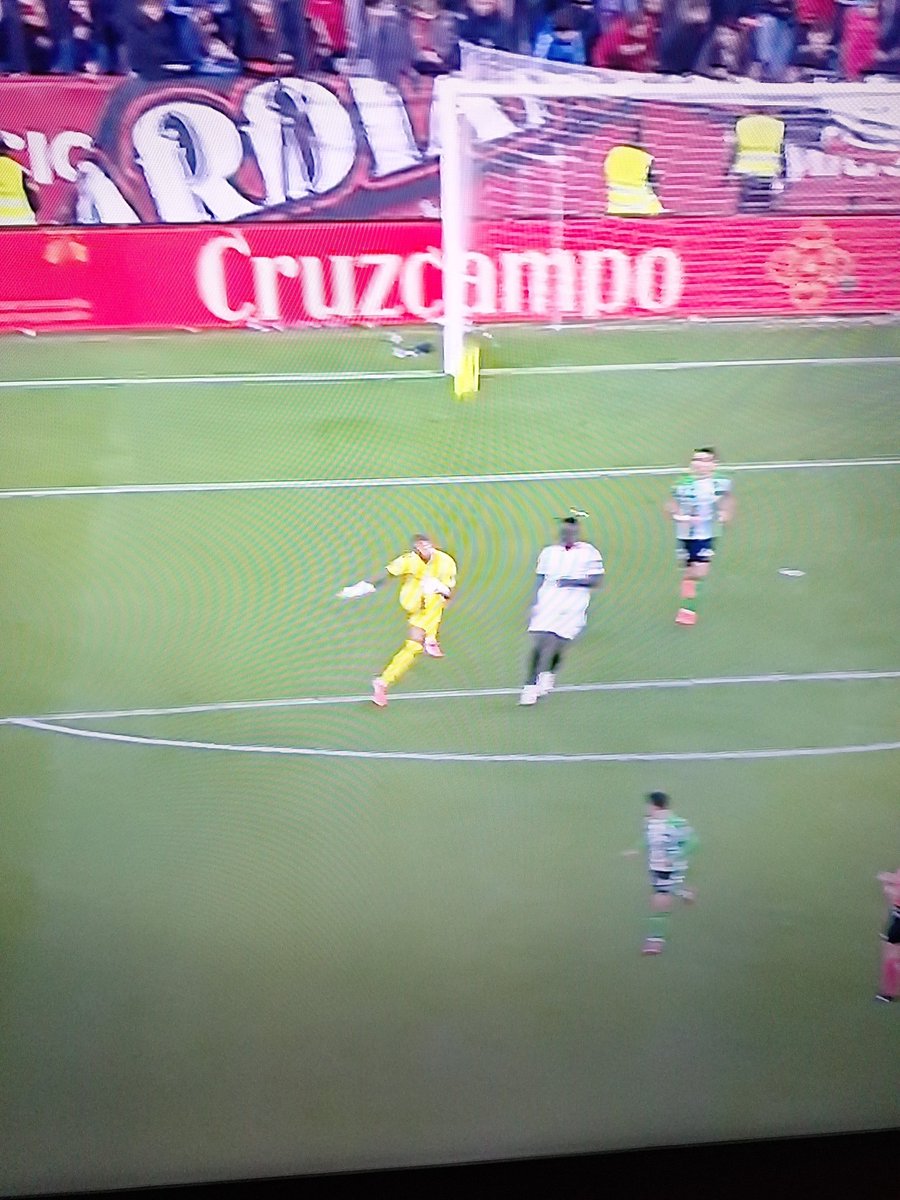 Nadie lo dice, pero el primero del Betis ayer no deberia haber subido al marcador, los porteros estan saliendo de su area a sacar, esto antes no valia.