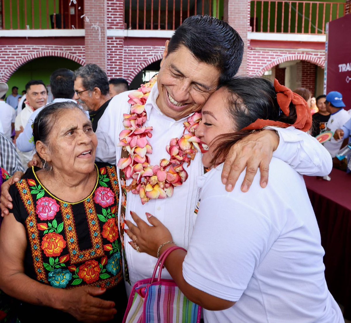 salomonj's tweet photo. Hoy cumplimos tres años del inicio de la #PrimaveraOaxaqueña. Han sido tres años de trabajo y de resultados. Haciendo lo que nunca se hizo, hemos recorrido el territorio, llevando una nueva esperanza a las comunidades que por años estuvieron en el olvido. Nuestro compromiso sigue firme: llevar bienestar y justicia social a cada rincón de nuestro estado, porque hoy, Oaxaca florece con la transformación.