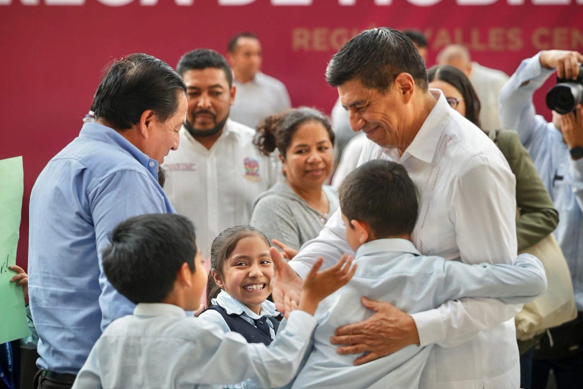 Hoy cumplimos tres años del inicio de la #PrimaveraOaxaqueña. Han sido tres años de trabajo y de resultados. Haciendo lo que nunca se hizo, hemos recorrido el territorio, llevando una nueva esperanza a las comunidades que por años estuvieron en el olvido. Nuestro compromiso sigue