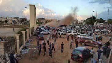 مظاهرات العاصمة #بنغازي لدعم الجيش وتفويض المشير إيام والدنيا تفجيراىت 
متجش أنت يلى يحكم فيك الفار والضاوي والدبيبات ابو غضب تجي تتكلم عن عرب برقة🖐
وين حسك لما كنا يوميا مظاهرات ضدهم بدون خوف. أمشي حرر مناطقك ساعتها تكلم.
#إستقلاال_برقة