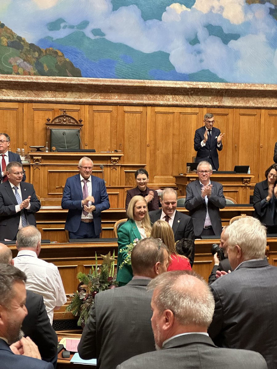 Herzliche Gratulation <a href="/KatjaChrist/">Katja Christ</a> zur Wahl als 1.Vizepräsidentin des Nationalrats.🎉
Ich freue mich sehr, wenn du nächstes Jahr ganz oben Platz nehmen darfst.