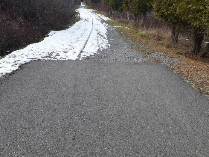 ahuncycle's tweet photo. Belle preuve que le soleil déneige les pistes cyclables et les rues en asphalte noire avant les chemins et trottoirs de couleur grise. #ViveLaScience #vélo #velomtl #polmtl #polqc #déneigement https://t.co/M9sQrsJsPd