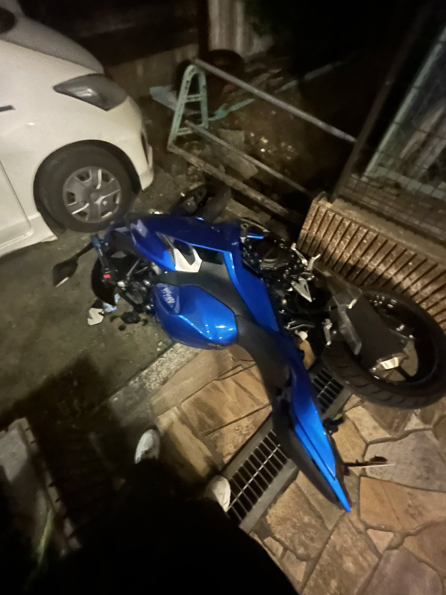 Hisora0419's tweet photo. 無理にバイク停めようとした私が馬鹿だったぁああああああ

ゆっくり寝かせたからエンジンガードだけ傷ついたけどほかは無事！
毎回駐輪場の出口に無断駐車あるからほんま腹立つ😤
彼氏がこの時間に呼んで駆けつけてきてくれてほんま助かった壁で起こせんくて彼氏にしてもらった  #女子ライダー https://t.co/Crfyk2qcEC