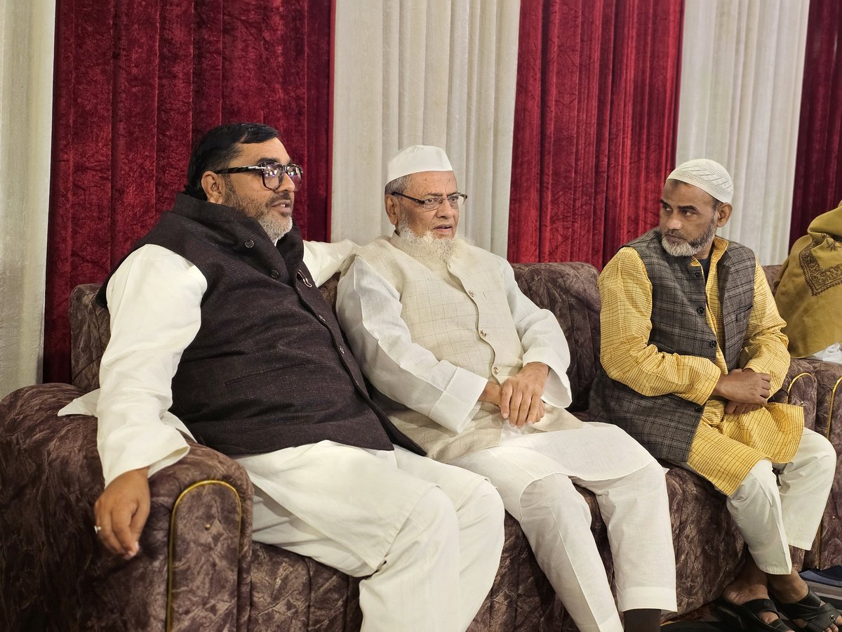 AltafAnsari356's tweet image. अतरारी खैराबाद
मोलवी अजीजुर्रहमान साहब के बेटे के दावते वलीमा में!
@samajwadiparty @yadavakhilesh