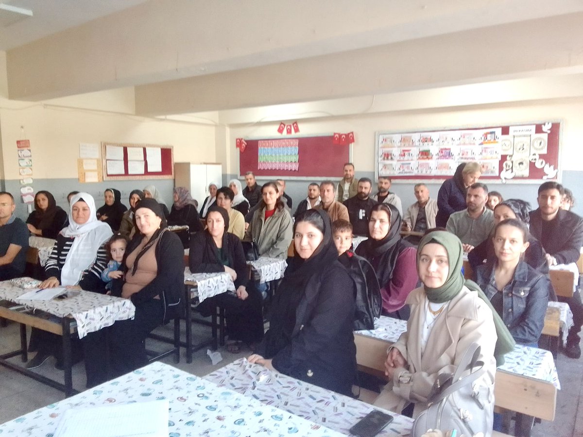 Silopi ilçemizde Her Şey Ailede Başlar projemizin veli farkındalık çalışmaları başarıyla tamamlanmıştır. 

Meslektaşlarımız seminer atölye psikoeğitim ve veli buluşmalarıyla yüzlerce haneye. aileye ulaşmışlardır. 

#SilopideAileYılı

<a href="/turkpdrdernegi/">Türk PDR Der- Psikolojik Danışma ve Rehberlik</a> <a href="/SirnakValiligi/">T.C. Şırnak Valiliği</a> <a href="/sirnakmem73/">Şırnak İl Millî Eğitim Müdürlüğü</a>