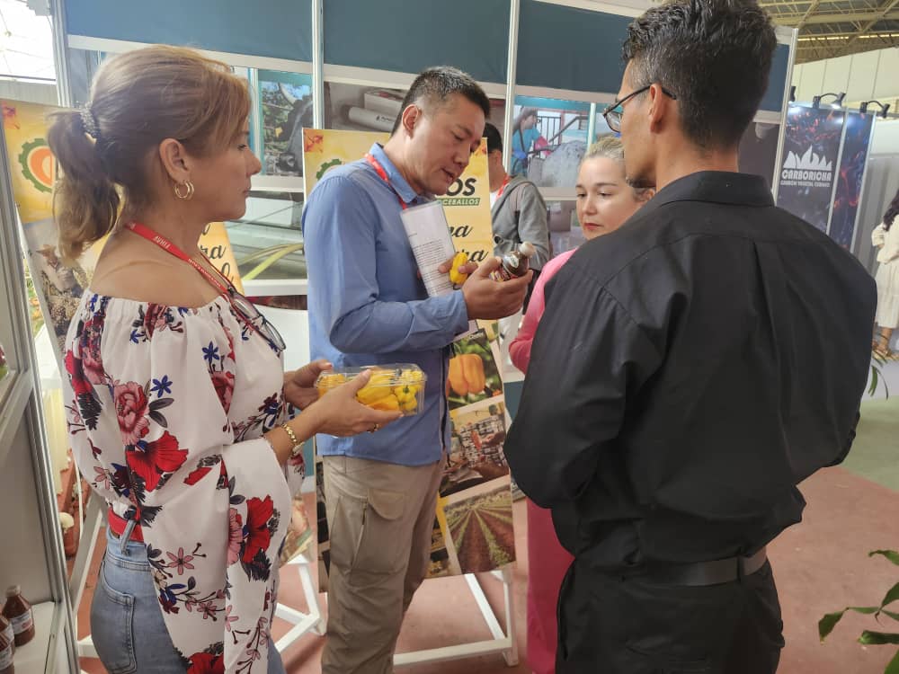 dcballos's tweet photo. Representantes del mercado chino muestran interés en la comercialización del ají picante Chile Habanero #DCballos #CiegodeAvila https://t.co/emYZ0BG27D
