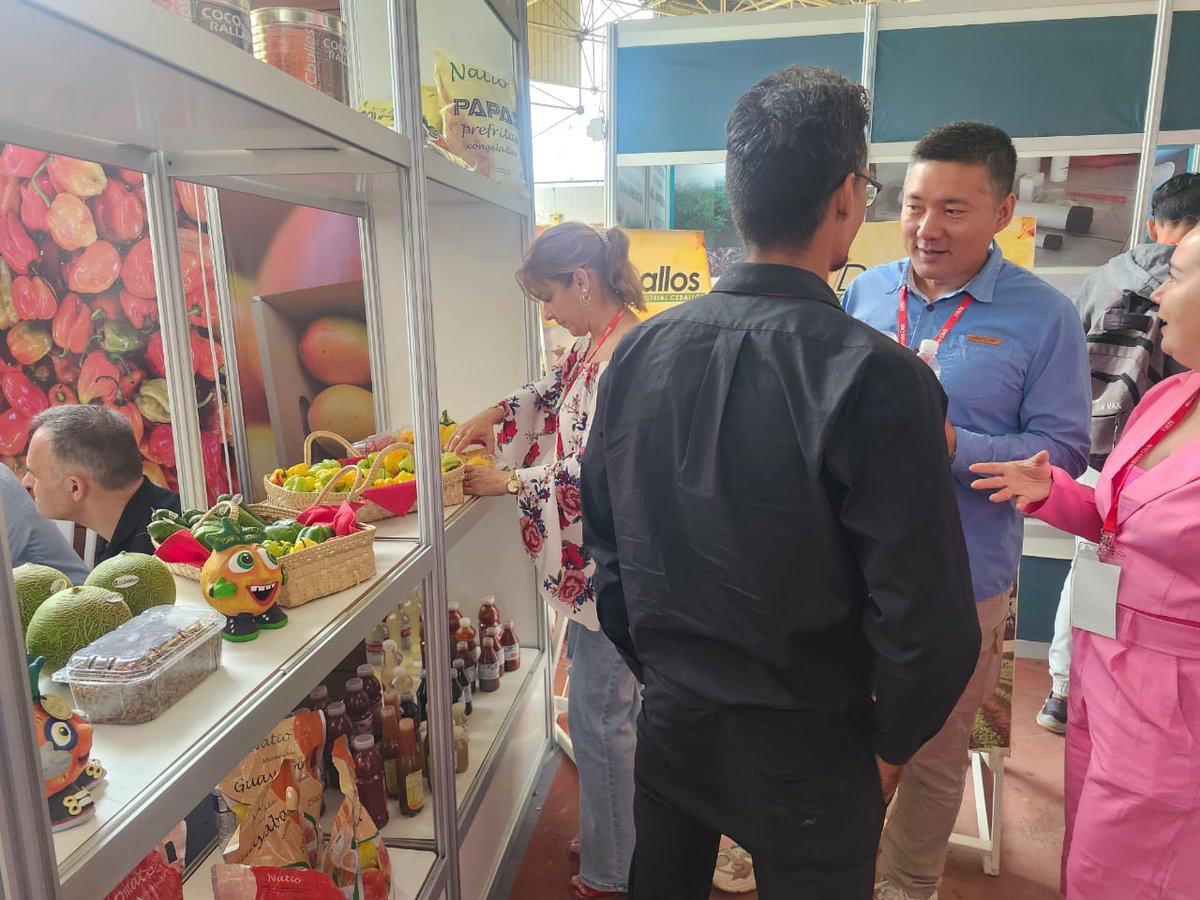 dcballos's tweet photo. Representantes del mercado chino muestran interés en la comercialización del ají picante Chile Habanero #DCballos #CiegodeAvila https://t.co/emYZ0BG27D