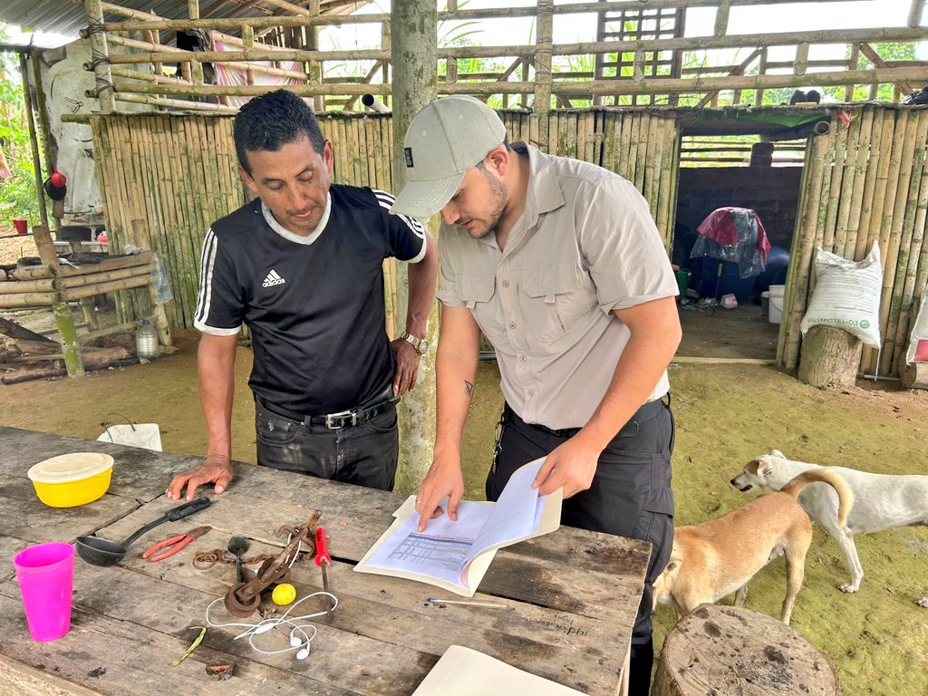 Agricultura_CZ7's tweet photo. #ElOro | Entregamos diseño del sistema de Riego por aspersión al productor Héctor Chapa, en un área de 11.45 ha de cultivo de plátano ubicado en la parroquia el Retiro, cantón Machala, con el objetivo de que el liquido vital sea distribuido de una forma eficiente a sus cultivos https://t.co/6etxGPaTCh