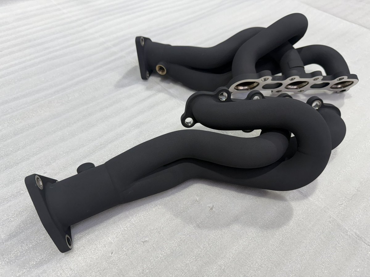 bp_nakayama's tweet image. 日産 スカイライン VQ35DE
社外エキマニに断熱HDP(ヒートガード)施工！
オーナー様からVQ35エンジンはとても熱害がひどく、何とかしたいとご相談を受けました。エンジンルームを拝見しましたが、ラジエーターへの走行風も抜けにくいと感じました！…