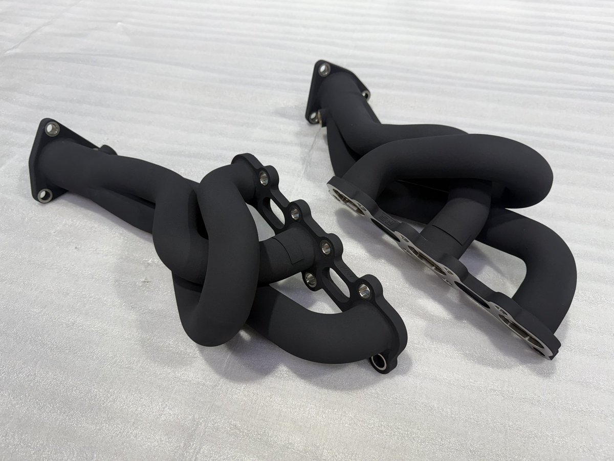 bp_nakayama's tweet image. 日産 スカイライン VQ35DE
社外エキマニに断熱HDP(ヒートガード)施工！
オーナー様からVQ35エンジンはとても熱害がひどく、何とかしたいとご相談を受けました。エンジンルームを拝見しましたが、ラジエーターへの走行風も抜けにくいと感じました！…