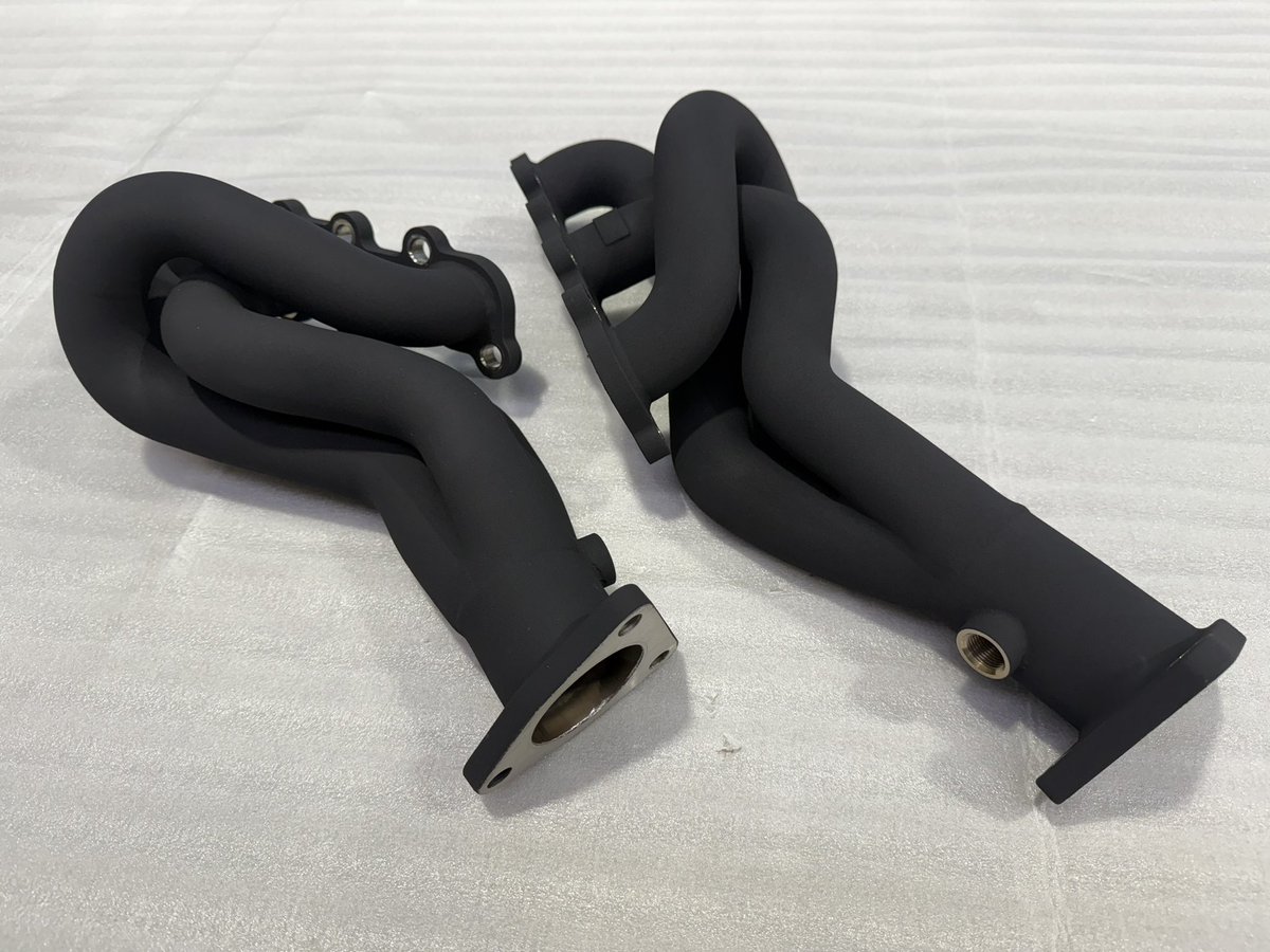 bp_nakayama's tweet image. 日産 スカイライン VQ35DE
社外エキマニに断熱HDP(ヒートガード)施工！
オーナー様からVQ35エンジンはとても熱害がひどく、何とかしたいとご相談を受けました。エンジンルームを拝見しましたが、ラジエーターへの走行風も抜けにくいと感じました！…