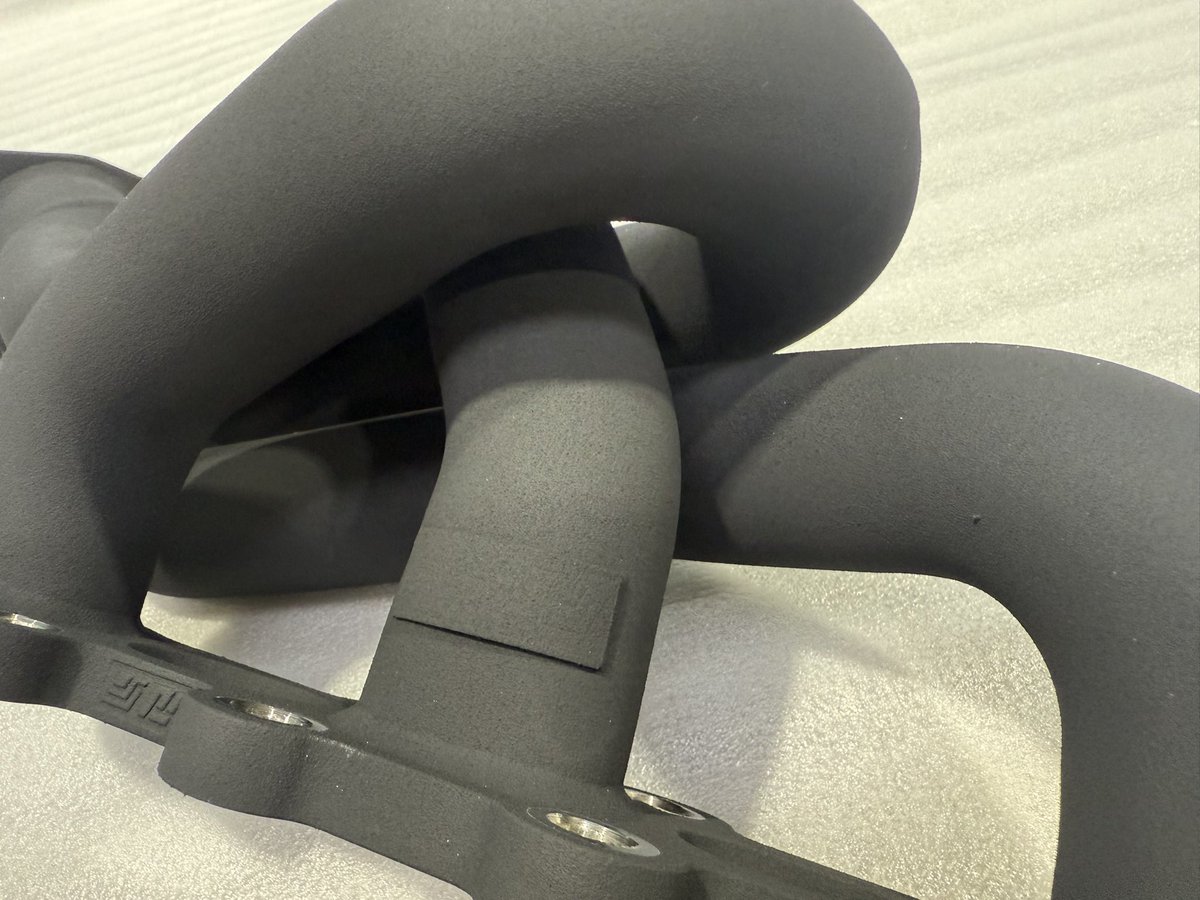 bp_nakayama's tweet image. 日産 スカイライン VQ35DE
社外エキマニに断熱HDP(ヒートガード)施工！
オーナー様からVQ35エンジンはとても熱害がひどく、何とかしたいとご相談を受けました。エンジンルームを拝見しましたが、ラジエーターへの走行風も抜けにくいと感じました！…