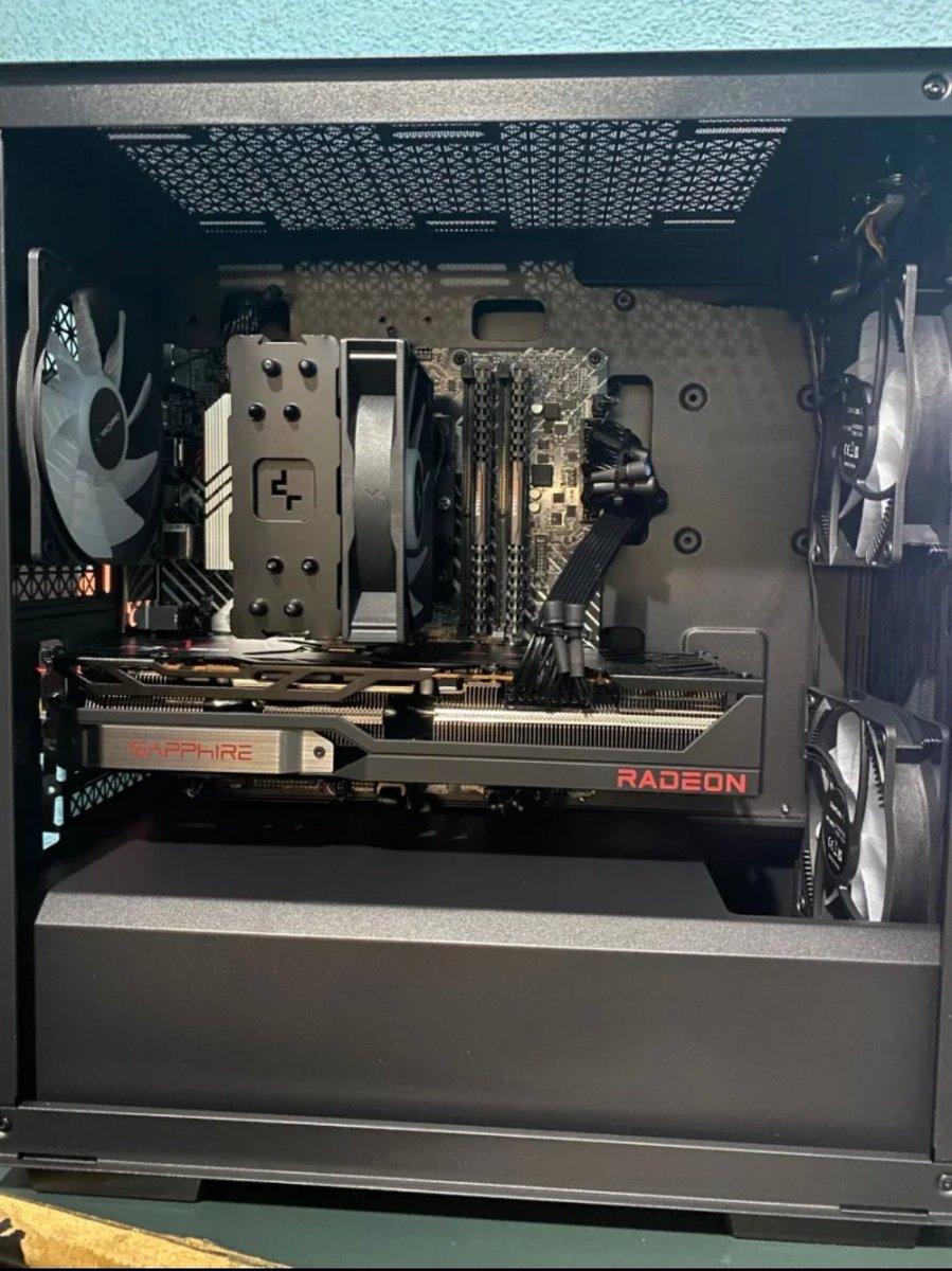 Vendo PC con pantalla de 144 hz por 950€ 

Sólo lleva 1 año de uso, el ordenador está valorado en 1400€ aprox, funciona perfectamente, lo vendo mas que nada porque no lo uso prácticamente.

Dejo los componentes en esta imagen, para cualquier cosa MD.
