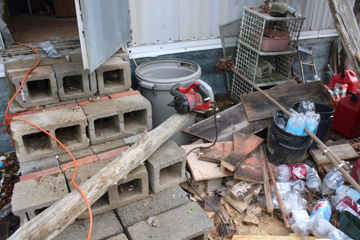 docsanderson's tweet image. #Scientists #Carpenter #RestorationProject #WildFireProtocol #Wolves @HeartsofHeroes_ @danpeckwx @Nature @Ginger_Zee
Mags G This 1 was Hard Fought, hands are frozen in PAIN.i got the load of the Roof Supported solid to tear out back wall Termite Damage love you Mwah Slow&amp;amp;Low Lee