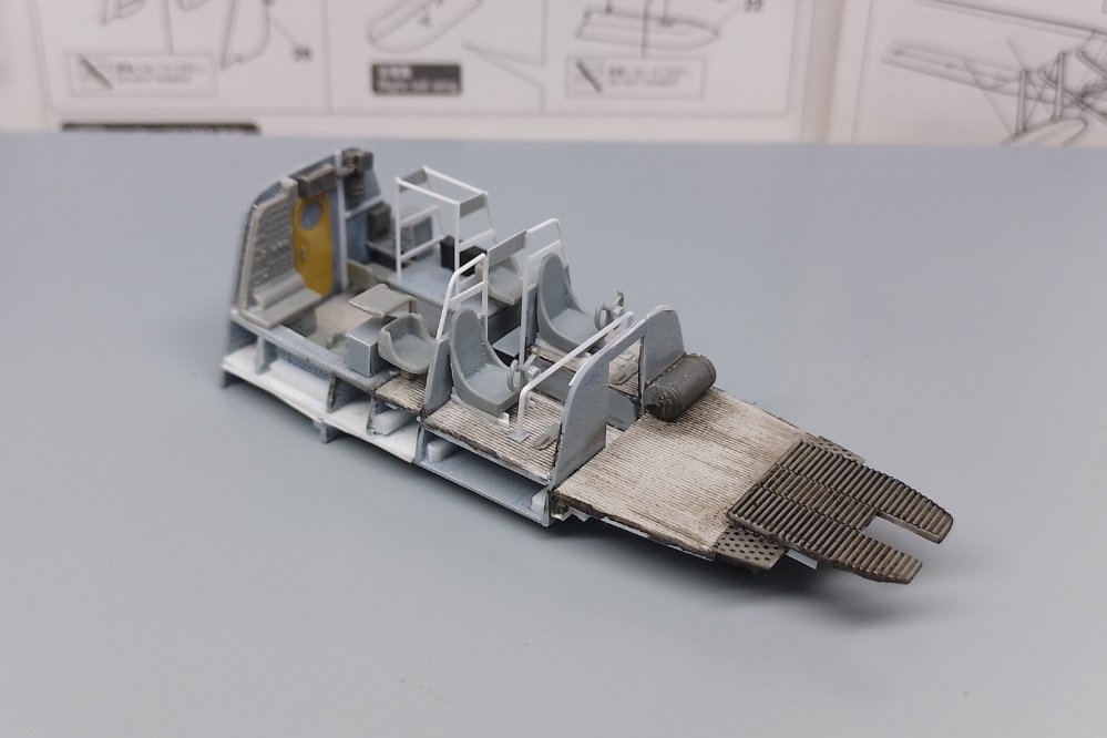 cccp_amodel's tweet image. ハセガワ 1/72 九七式大型飛行艇
二式大艇のパーツを流用する贅沢作戦でコクピットをでっち上げているンゴ。
当たり前ンゴが使えるパーツが沢山あるンゴねぇ。
パイロット座席後ろのフレームで位置合わせすると九七大艇も二式大艇もコクピットは同じ様な物と分かるンゴ。
#セーブザマナティー