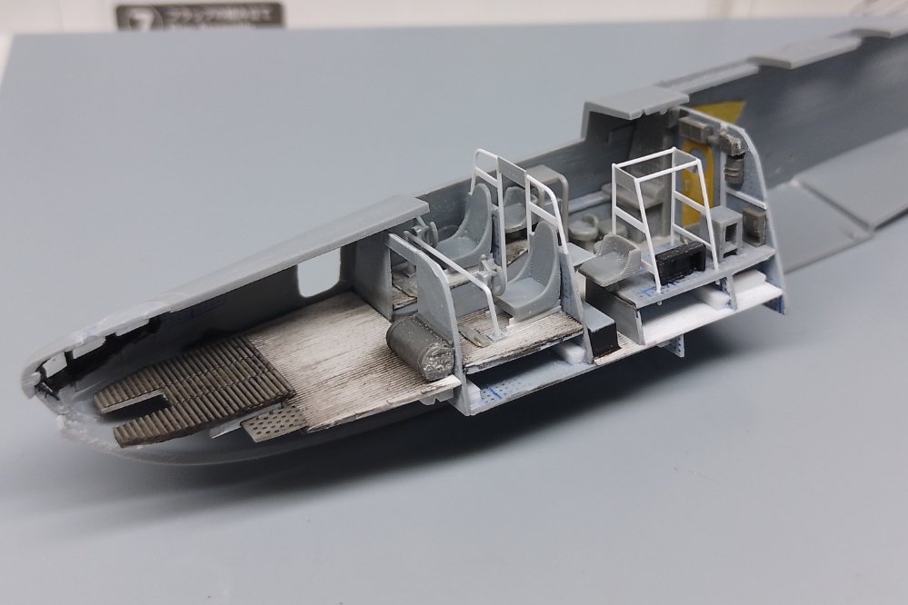 cccp_amodel's tweet image. ハセガワ 1/72 九七式大型飛行艇
二式大艇のパーツを流用する贅沢作戦でコクピットをでっち上げているンゴ。
当たり前ンゴが使えるパーツが沢山あるンゴねぇ。
パイロット座席後ろのフレームで位置合わせすると九七大艇も二式大艇もコクピットは同じ様な物と分かるンゴ。
#セーブザマナティー
