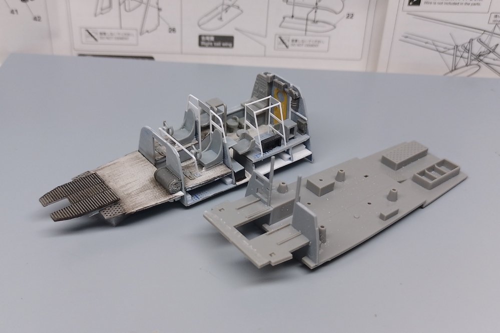 cccp_amodel's tweet image. ハセガワ 1/72 九七式大型飛行艇
二式大艇のパーツを流用する贅沢作戦でコクピットをでっち上げているンゴ。
当たり前ンゴが使えるパーツが沢山あるンゴねぇ。
パイロット座席後ろのフレームで位置合わせすると九七大艇も二式大艇もコクピットは同じ様な物と分かるンゴ。
#セーブザマナティー