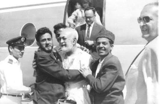 Safdar__Maiwand's tweet photo. قاضي صاب دغه ستا تورې بندېخانې،جبر او د زندان ستړي، ستونزي ما دہ پښتونستان له غوښتنې هيڅکله نه سي لاس پر سر کولاى، بلکې مرګ مې هم له دې غوښتنې نسې راګرځولی بلکې د جبر دا چلند زما اراده نور هم پخوي."
خان شهيد عبدالصمد خان اڅکزي و لاهور هائى کورټ ته
 #TributeToKhanShaheed https://t.co/wiNRkgHTk1