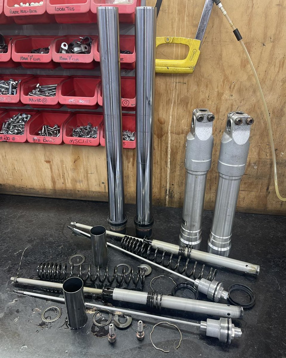 If smellovision were a thing you’d hate me right now, assuming you don’t already 😂

This is a front suspension overhaul on a Honda CBR900RRW from 1998.

One of the forks definitely smells like it’s not been touched since the day it was built 🤢

#diaryofamotorcyclemechanic