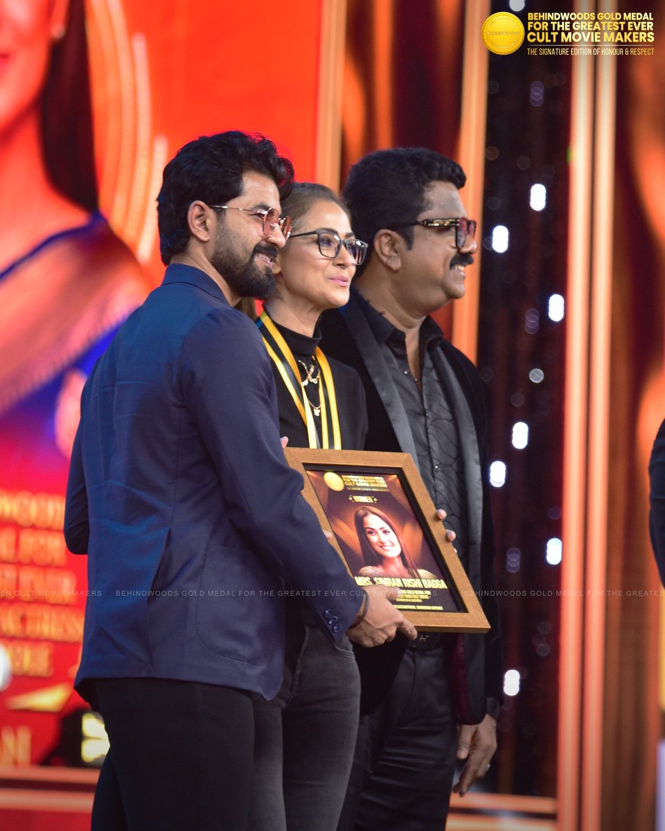 behindwoods's tweet image. Elegance, charm, and effortless screen magic — Simran owns every frame with her timeless aura! ✨🌟

#Simran #Vaalee #Panchathantiram #VaaranamAayiram #BehindwoodsGoldMedal #CultMovieMakers