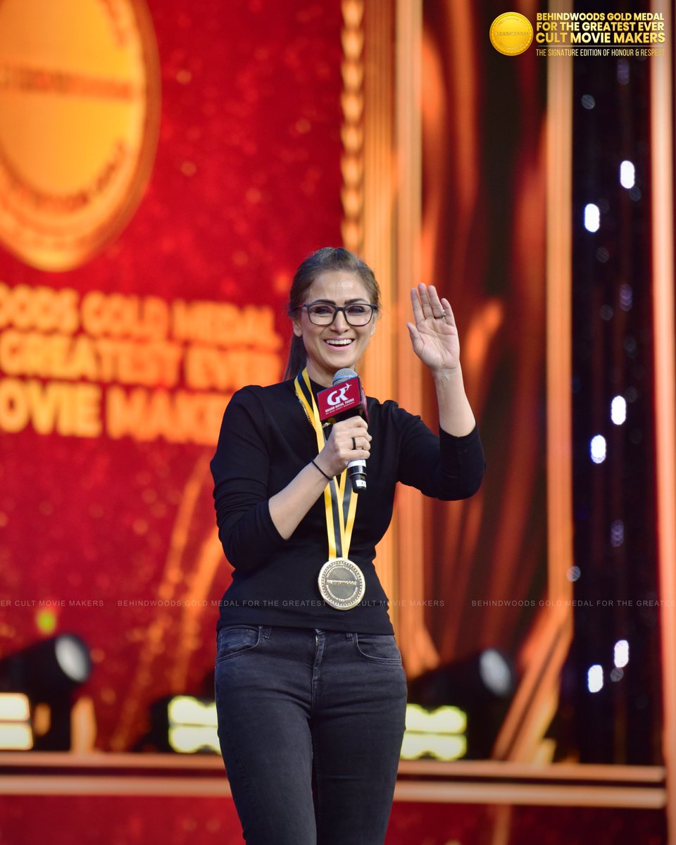 behindwoods's tweet image. Elegance, charm, and effortless screen magic — Simran owns every frame with her timeless aura! ✨🌟

#Simran #Vaalee #Panchathantiram #VaaranamAayiram #BehindwoodsGoldMedal #CultMovieMakers