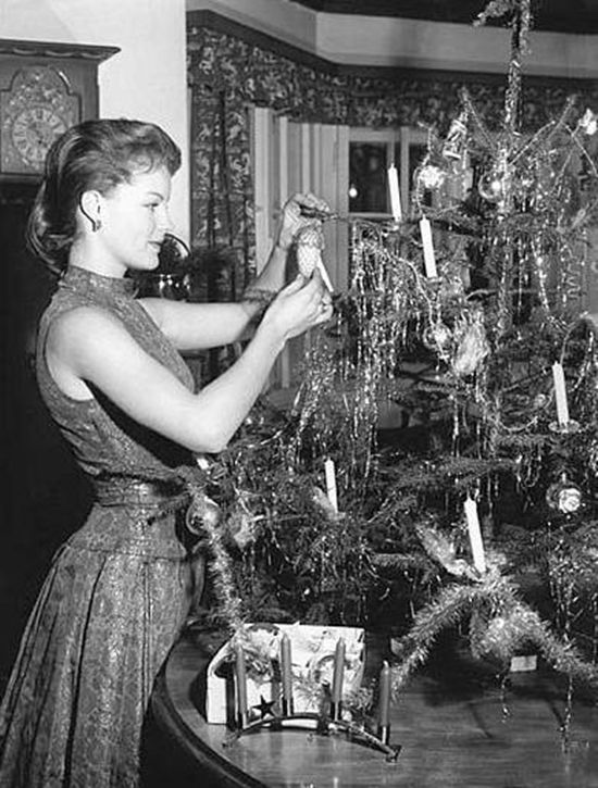 romy schneider decorating her christmas tree, december 1956.

🎄🌟🎄