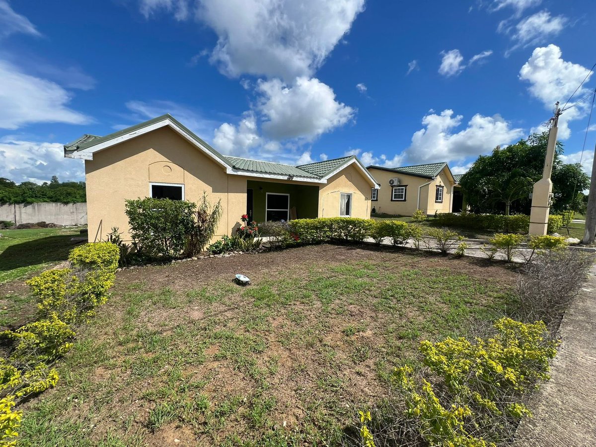 Najelle_'s tweet photo. HOUSE FOR SALE 
📍Halse Hall, Clarendon 
3 bed 2 bath 
7200 sqft lot size 
$30,000,000 (NEGOTIABLE)
Call to schedule viewing 876-809-4929 https://t.co/WJOsBarrhc
