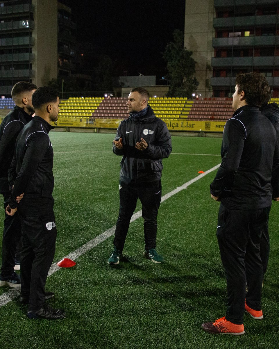 MBPSchool's tweet photo. En la recta final del Máster en Fútbol de Alto Rendimiento en Barcelona, nuestros alumnos tuvieron una experiencia muy importante: preparar y llevar a cabo  sesiones reales con distintas categorías de la UE Sant Andreu.

Una experiencia que les permitió trasladar al campo todo el trabajo metodológico desarrollado durante el curso, enfrentándose a un contexto auténtico, influyendo directamente en el ritmo y la dinámica del entrenamiento.

Asumieron roles específicos dentro del cuerpo técnico, crearon sesiones de entrenamiento a través de la relación vertical de los contenidos, corrigieron comportamientos tácticos y adaptaron tareas en función de las necesidades del equipo, viviendo de primera mano la exigencia de liderar un grupo de futbolistas en un entorno real.

Pudieron observar cómo sus ideas toman vida, recibir feedback inmediato, y empezar a construir su identidad como entrenadores dentro del campo… ⚽️📚