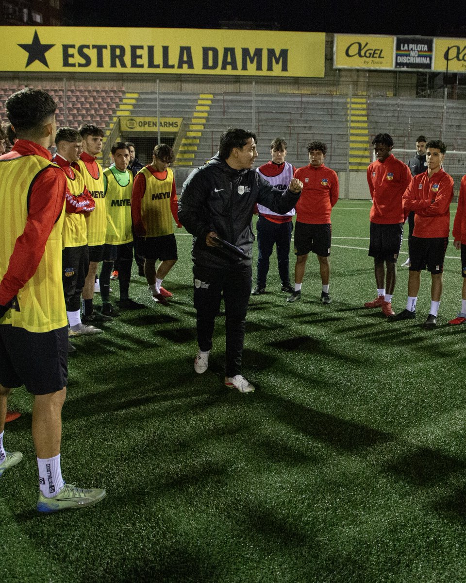 MBPSchool's tweet photo. En la recta final del Máster en Fútbol de Alto Rendimiento en Barcelona, nuestros alumnos tuvieron una experiencia muy importante: preparar y llevar a cabo  sesiones reales con distintas categorías de la UE Sant Andreu.

Una experiencia que les permitió trasladar al campo todo el trabajo metodológico desarrollado durante el curso, enfrentándose a un contexto auténtico, influyendo directamente en el ritmo y la dinámica del entrenamiento.

Asumieron roles específicos dentro del cuerpo técnico, crearon sesiones de entrenamiento a través de la relación vertical de los contenidos, corrigieron comportamientos tácticos y adaptaron tareas en función de las necesidades del equipo, viviendo de primera mano la exigencia de liderar un grupo de futbolistas en un entorno real.

Pudieron observar cómo sus ideas toman vida, recibir feedback inmediato, y empezar a construir su identidad como entrenadores dentro del campo… ⚽️📚