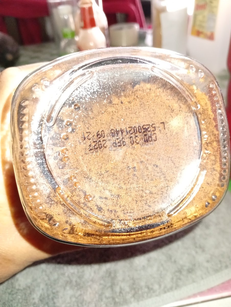 rubiokike27's tweet photo. @NescafeStoreMx cuál es el beneficio de los 25 gramos extra , si el producto llega así ? El de la izquierda lo compre el mes pasado y hoy el de la derecha . Es justo todo ese faltante ? https://t.co/9wUt5XyNgR