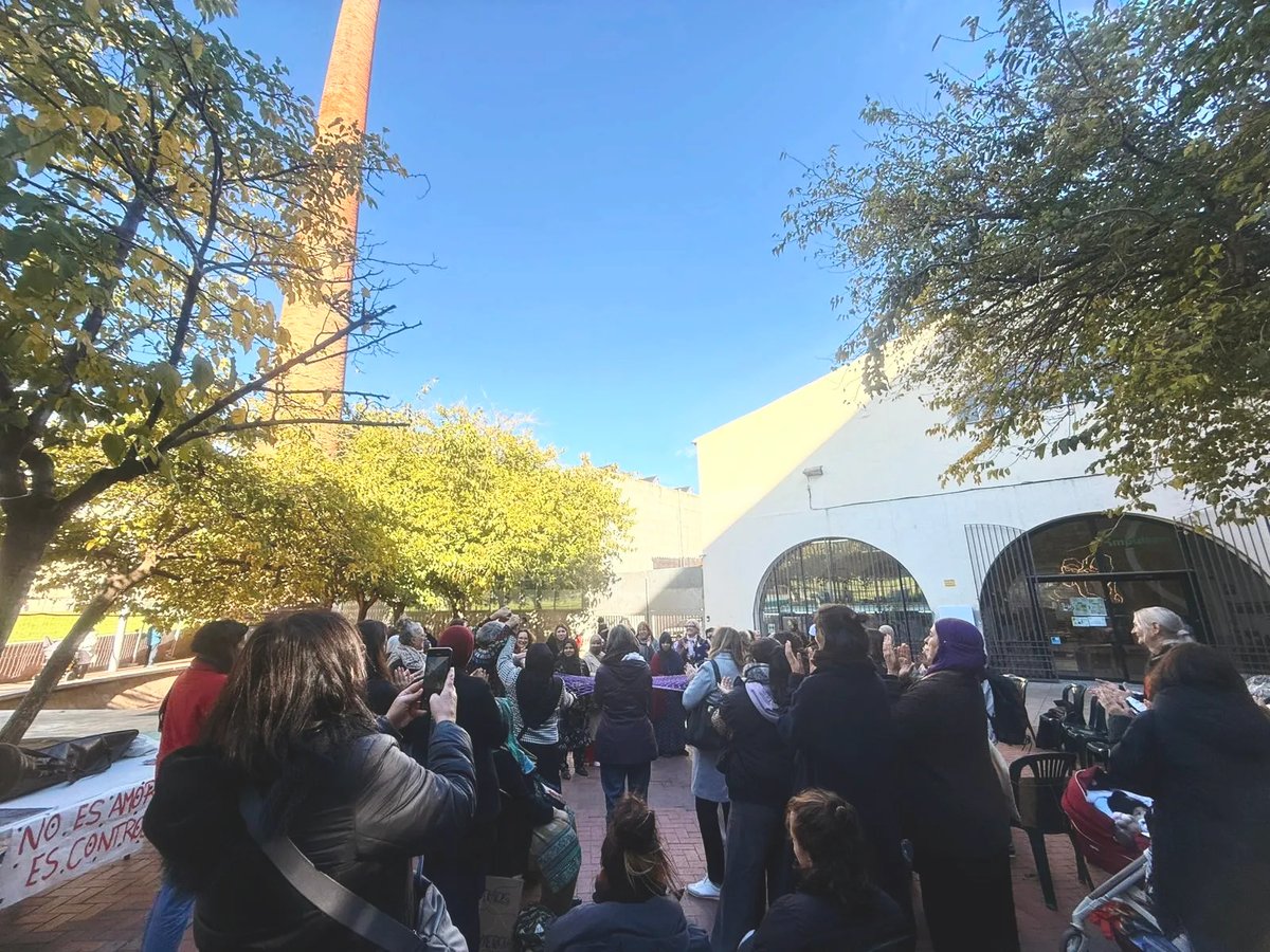 💜 Més de 150 dones van participar en una jornada del #25N per reflexionar sobre els espais de benestar al #Raval. 

El Punt Òmnia del Raval– <a href="/colectic_coop/">Colectic</a> va dinamitzar el Mapa de les emocions amb maquetes 3D i pictogrames.

#25NÒmnia 

f.mtr.cool/mhruimujkq