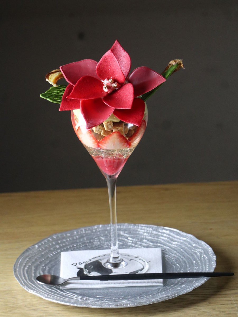 夜パフェ専門店 
Parfaiteria PaL 心斎橋

『 ポインセチア 』

星をかたどったような形から
“クリスマススター”と
呼ばれてきたポインセチア。

見上げるたび、
小さな希望が胸に点るような感覚。
冬が訪れるたび、
この赤い星はそっと咲き続ける。