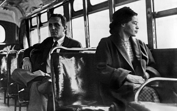 AlbertoLetizia2's tweet image. #1dicembre 1955 #Montgomery (Alabama) #RosaParks, con calma e dignità, rifiuta di cedere il posto sull&apos;autobus a un uomo bianco e viene arrestata per avere violato le leggi di segregazione razziale della città. 
E la storia non fu più la stessa.