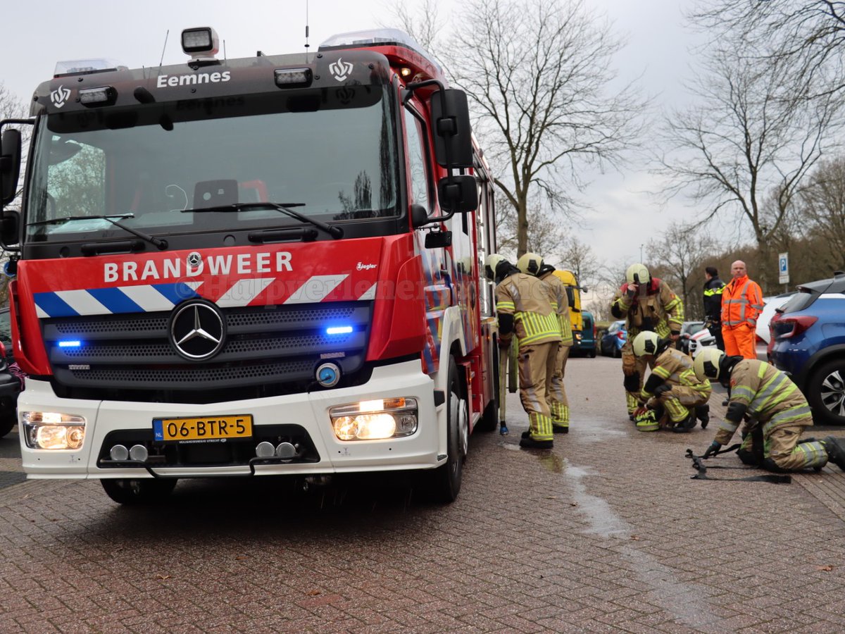 Brand uitgebroken in geparkeerde auto in Eemnes