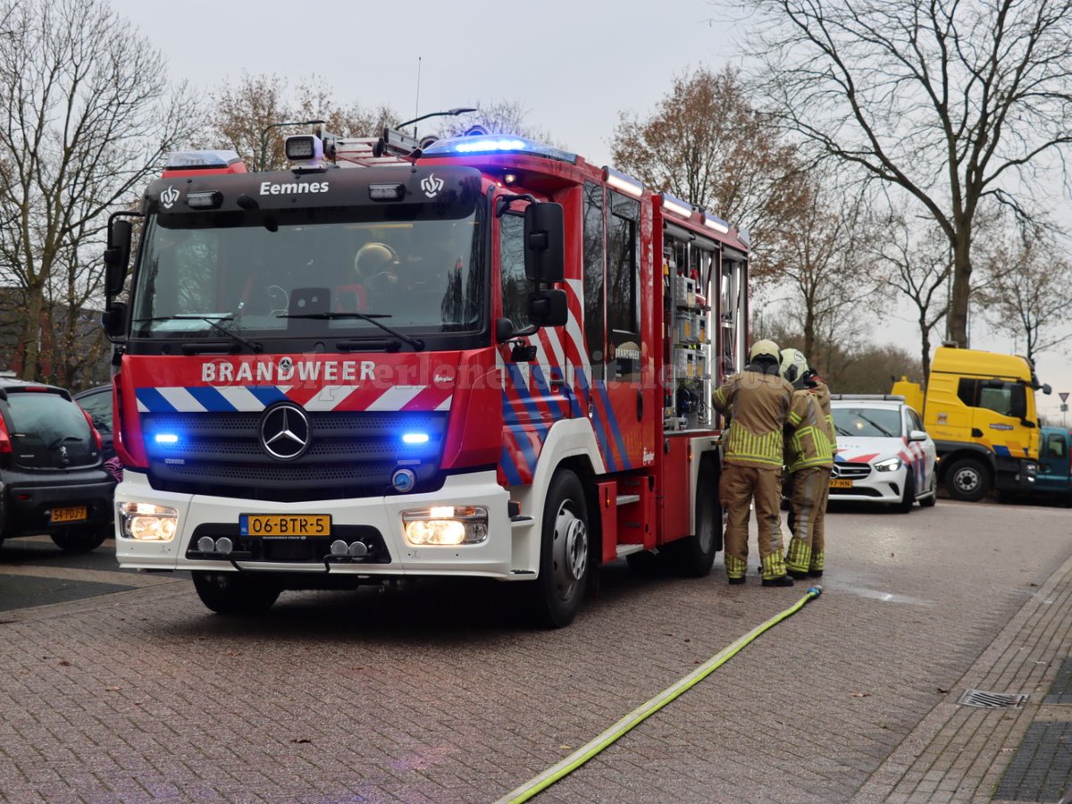 Aan de Zuidersingel in #Eemnes is vanmiddag brand uitgebroken in een auto. De auto stond geparkeerd op een parkeerterrein. Ondanks snelle inzet van de hulpdiensten, liep het voertuig veel schade op.