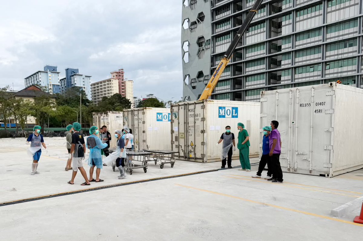 Ministry of Public Health Reports Songkhla Flood Death Toll Rises to 140

The Ministry of Public Health announced that as of 4:00 PM on December 1st, the death toll from the Songkhla flooding has increased to 140 people. Of these, 104 bodies have been identified by officials, 23