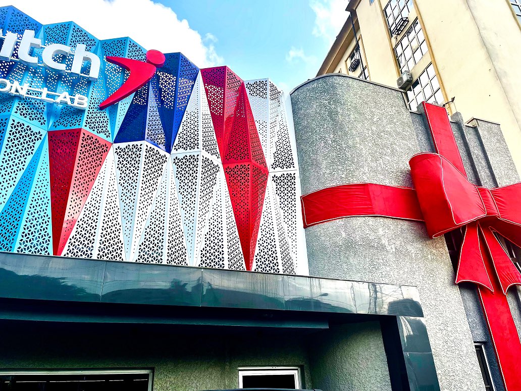 InterswitchGRP's tweet image. 𝗗𝗲𝗰𝗸 𝗧𝗵𝗲 𝗛𝗮𝗹𝗹𝘀!🎄🌟

The calendar says December 1st, so we did the needful: decorating the halls, elevating the vibes, and powering the cheer, all whilst ensuring the ecosystem Never Stops!

#ChristmasAtTheSwitch💡
#NeverS20P⏩