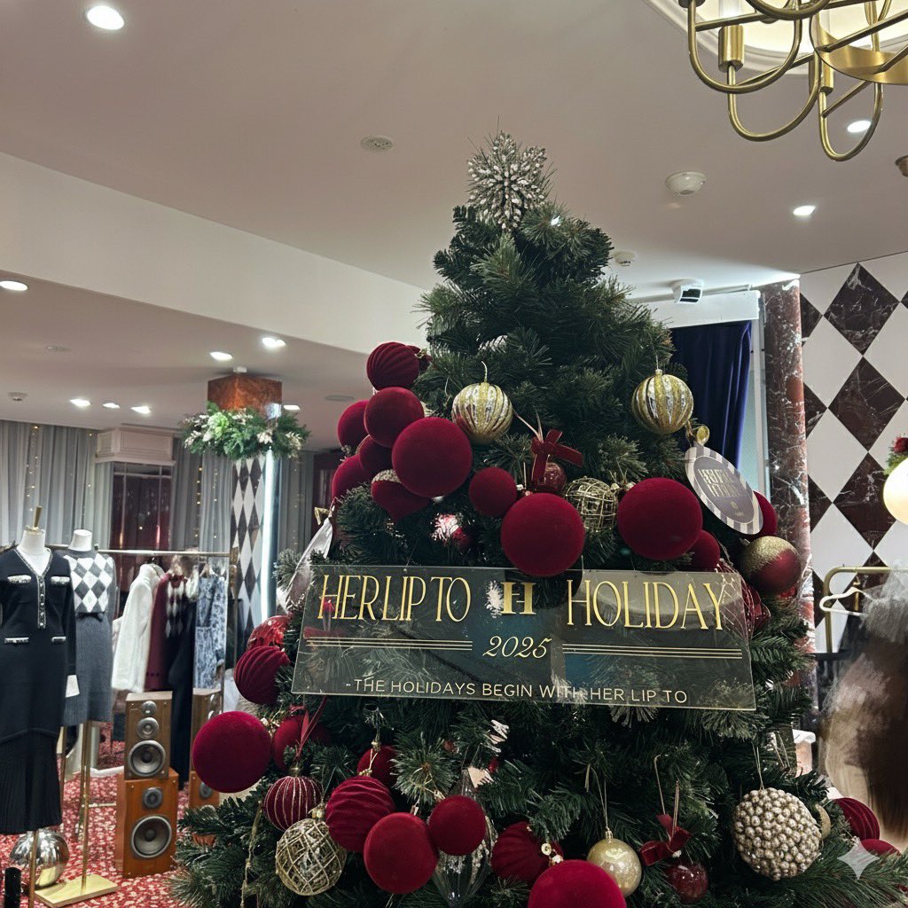 _sam3tang's tweet photo. #HerliptoHOLIDAY2025 🎄✨
店内が素敵な空間すぎてときめきが止まらなかったｐ  ̫ ｑ🩷 早く着てお出かけしたいな〜！
#herlipto https://t.co/EfXeHb9gSK