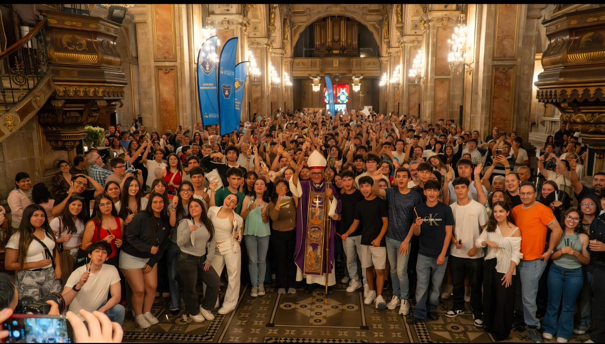 Jóvenes católicos ayer en la Catedral antes de la PAES. Ellos son nuestra esperanza. ¡Gracias por su fe y alegría! Los apoyamos, Chile los necesita. A dar lo mejor de ustedes mismos. Bendiciones. Ayer vimos un futuro esplendorso para Chile. La fe de estos jóvenes conmueve.