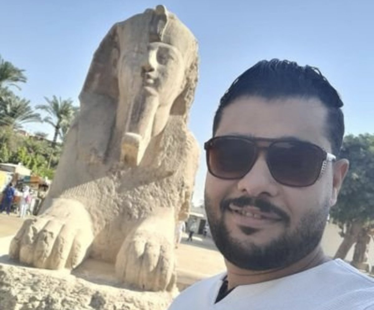 MoneefMonef1's tweet image. اسم المسافر: عبدو طرنشات
نوع الحجز : اتجاه واحد (مؤكد)
الوجهه : الفيز بوء وممكن سوني ون في السايبر
المقعد : 155A مع العفش
الوجبه : شبا شب بالبشاميل low fat
التحليه :  بعا بيص الست (حاجه زي اصابع زينب)
المشروب : منئوع البرا طيش 4%