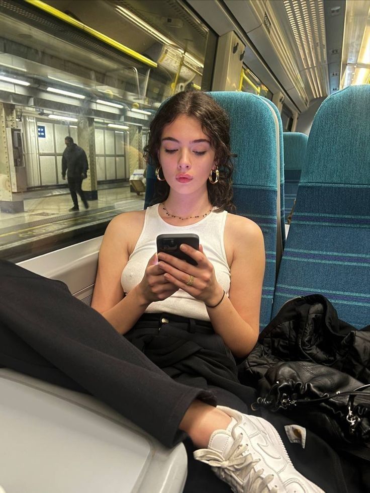 Kadınlar sizi tipiniz yüzünden reddetmiyor. Karakterinizdeki zayıflıklar yüzünden reddediyor.

Aynaya bakıp kendinizi kandırmayı bırakın. İşte çekiciliğinizi anında öldüren, erkeklerin yaptığı 10 Hata:

1. Sıkıcısın Hobin yok, tutkun yok, anlatacak hikayen yok. Hayatın İş-Ev-Oyun