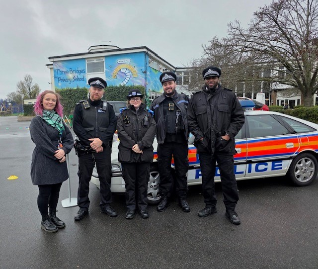 🔥 Busy week for #Southall SNT!
🚒 Supported <a href="/LondonFire/">London Fire Brigade</a> tackling the Bridge Rd warehouse fire.
🏫 Visited Three Bridges Primary for their Vehicle Showcase – kids loved our classic Rover 827!
👮 Patrols led to arrest of a prolific offender recalled to prison. #CommunitySafety