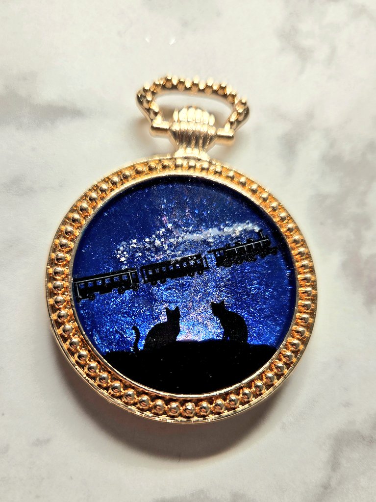 #物語のワンシーンを切り取って
ある寒空の下、2人は空飛ぶ汽車をみたのです---

みたいな一瞬を閉じ込めた作品です。
まさに物語のワンシーンですよね。

住んでいるところが銀河鉄道モチーフのものが随所にあって散歩してるだけでも雰囲気楽しめたりするので、銀河鉄道っぽい作品を作ってみました。