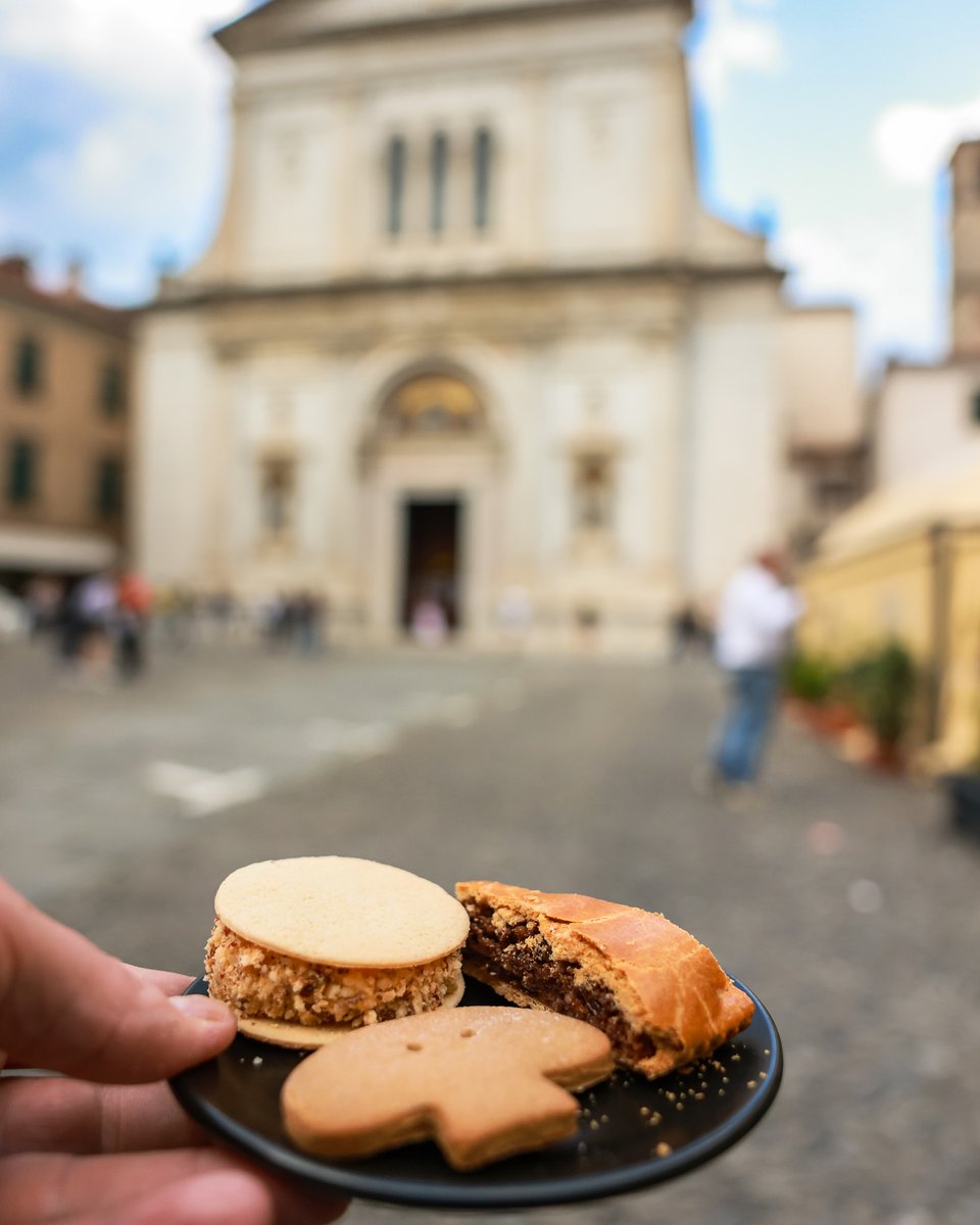 Un #dolce d’Appennino dal sapore deciso e inconfondibile. Ideale per le feste natalizie, la #Spongata può essere assaporata tutto l'anno in #Lunigiana. Pasta frolla ripiena di frutta secca, cacao e miele che ti farà innamorare. bit.ly/SpongataIT
ph. bit.ly/47F1JnE