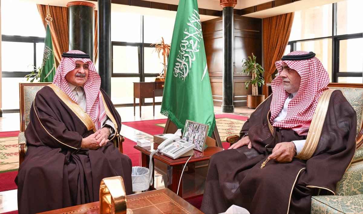TabukPrincipal's tweet photo. سمو #أمير_منطقة_تبوك الأمير #فهد_بن_سلطان_بن_عبدالعزيز 
يستقبل مدير عام التعليم بالمنطقة ماجد بن عبدالرحمن القعير ويطلع سموه على تقرير عن سير العملية التعليمية بالمنطقة https://t.co/ZVZsQK1q1n