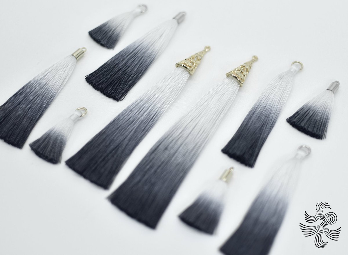 tabane2tassel's tweet photo. \\再販//
月が輝く夜空をイメージした濃紺のグラデーションタッセル《月光》と、青みがかった濃い灰色のグラデーションタッセル《紺鼠》を再販いたします。
お好みで耳飾りにアレンジも◎
販売期間【12/1(月)20:00〜12/7(日)23:59】
minne▷https://t.co/tBLBZkIcmh
Creema▷https://t.co/d9LyaMRa5l https://t.co/PGslVaf9ao