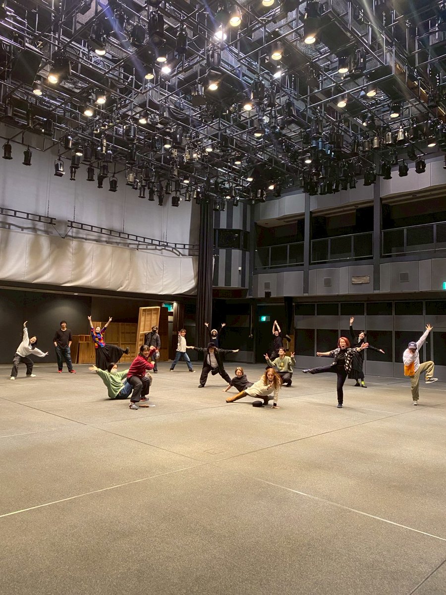 #万博設計16
#アイホール
始めて役者としてここに立てたのは19の秋だったかしら。そこから何回も形を変えて立ちました。
楽しかった時もあれば辛かったり悔しかった公演もあった。
でも最後に大好きな人達とウソのない作品が出来て幸せでした。
大好きな劇場でした。
ありがとう。ありがとう。