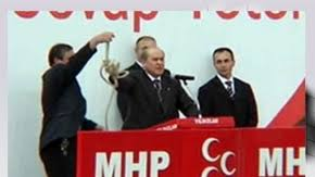 2007: Alın şu ipi apoyu asın.
2025: apoyu salın, gerekirse beni asın.